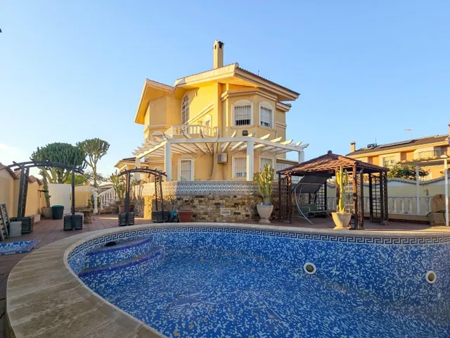 ¡Descubre la Exclusividad y el Lujo Mediterráneo en Esta Impresionante Villa en Esquina - Torrevieja — 2