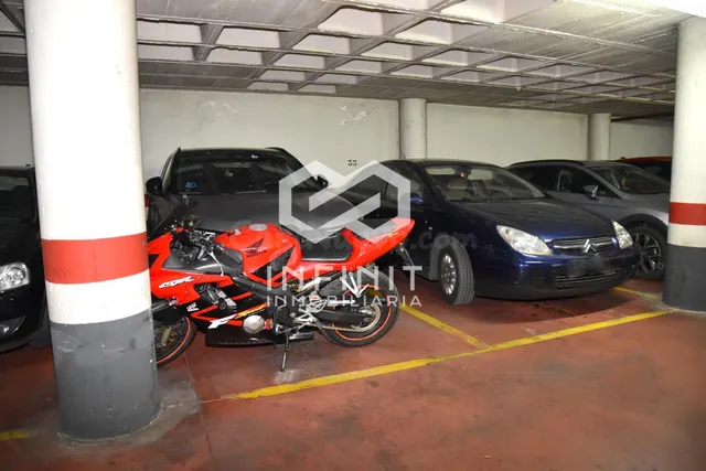 ¡TU COCHE Y TU MOTO, JUNTOS Y A SALVO! Plaza junto al centro - foto 4