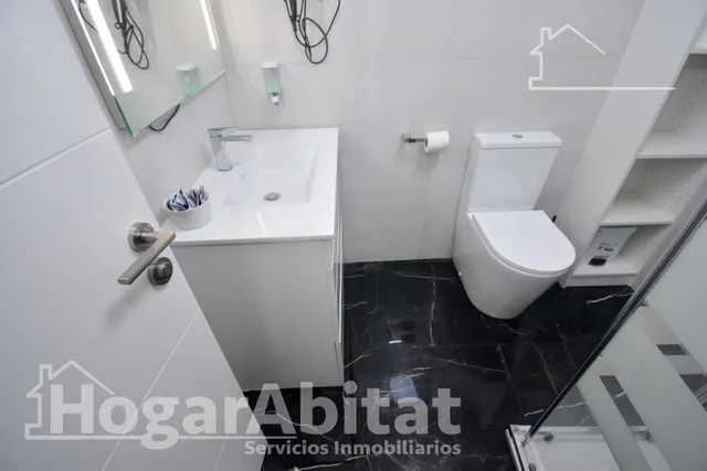 ¡Espectacular! Amplio, moderno y reformado, todo amueblado y cerca del centro — 49