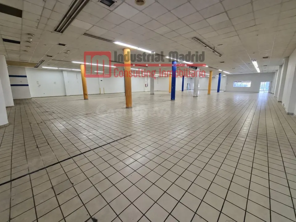 Espectacular nave comercial en alquiler en Arganda del Rey – primera línea de avenida principal