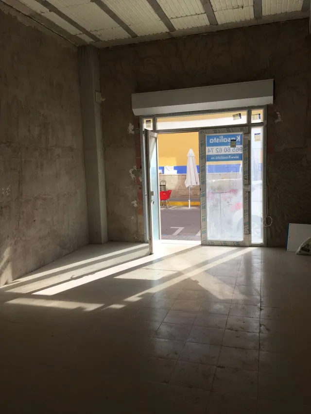 Local comercial construcción nueva 2021. enfrente del mercado central de novelda — 2