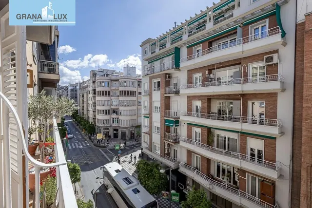 PISO COMPLETAMENTE REFORMADO EN CALLE RECOGIDAS — 35