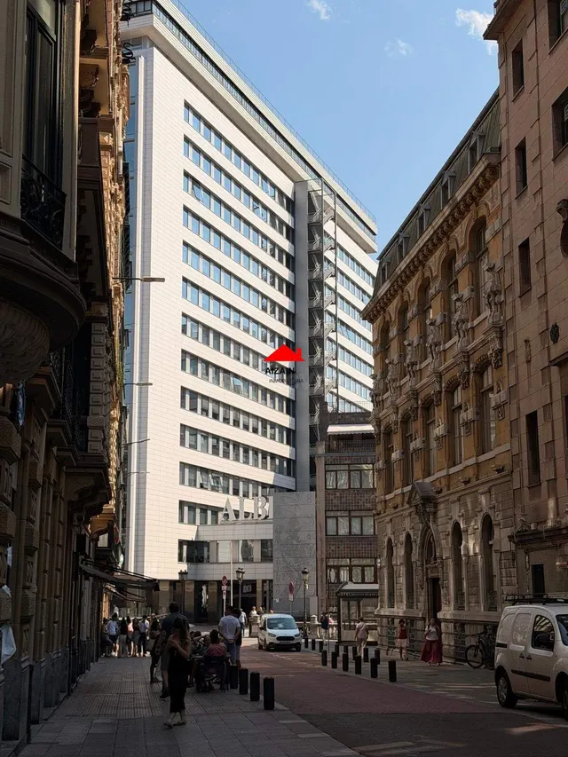 ¡OPORTUNIDA ÚNICA! Oficina reformada con garaje en el edific - foto 2