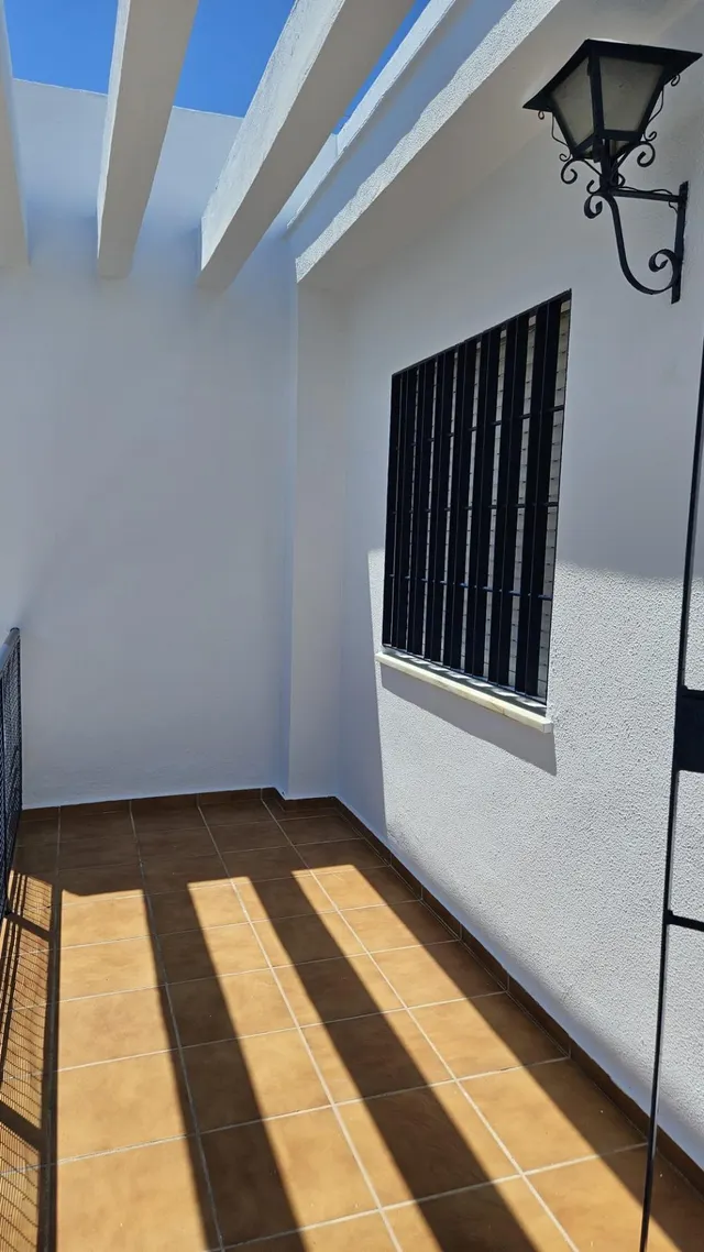 Casa adosada de 4 dormitorios con gran porche, patio y terraza en el centro de Chipiona — 24