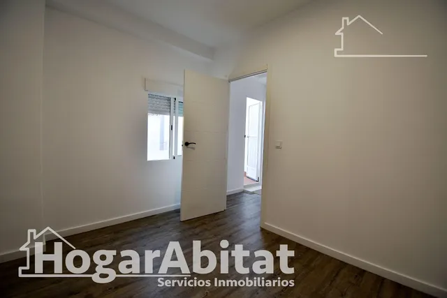 AMPLIA Y BONITA CASA REFORMADA CON 2 TERRAZAS — 35