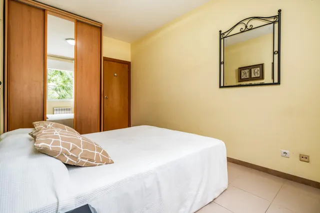 Piso 77m2., 3 Dormitorios, 2 Baños. Exterior con Patio y Ascensor. — 13