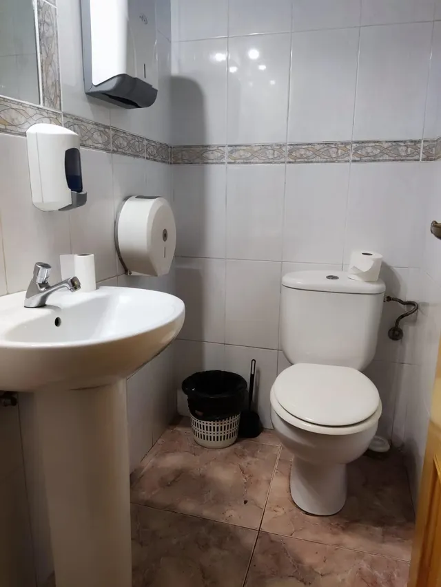 Listo para abrir: licencia de restaurante activa, cocina industrial y salida de humos. — 6