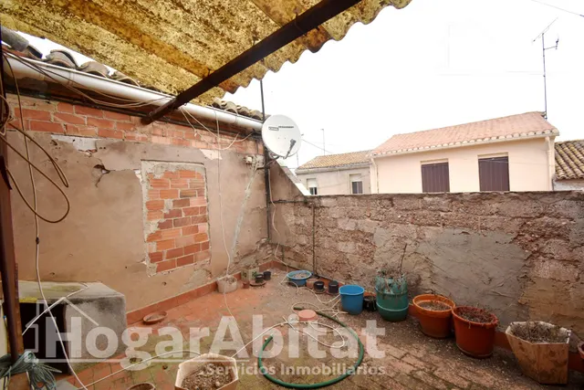 ESPACIOSA CASA CON LOCAL COMERCIAL, DOS TERRAZAS Y BALCÓN — 33