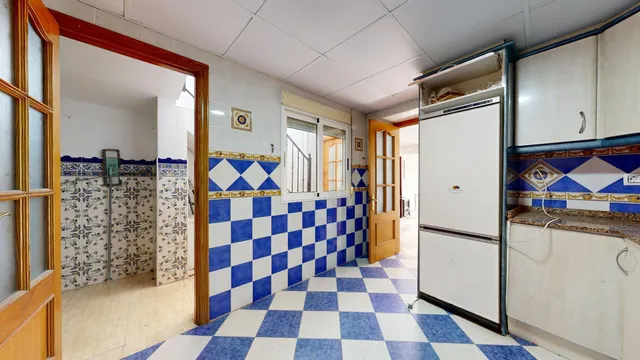 En el Raval, cullera una casa reformada y para entrar a vivir. — 11