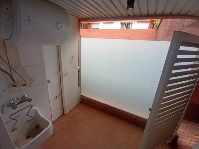 Planta baja de 2 habitaciones con piscina comunitaria para reformar — 6