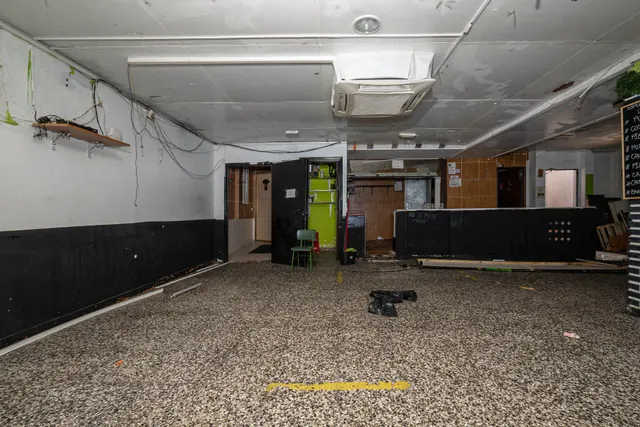 Local comercial de 200 m2 cerca del estadio Los Carmenes, magnifica oportunidad de inversion — 11