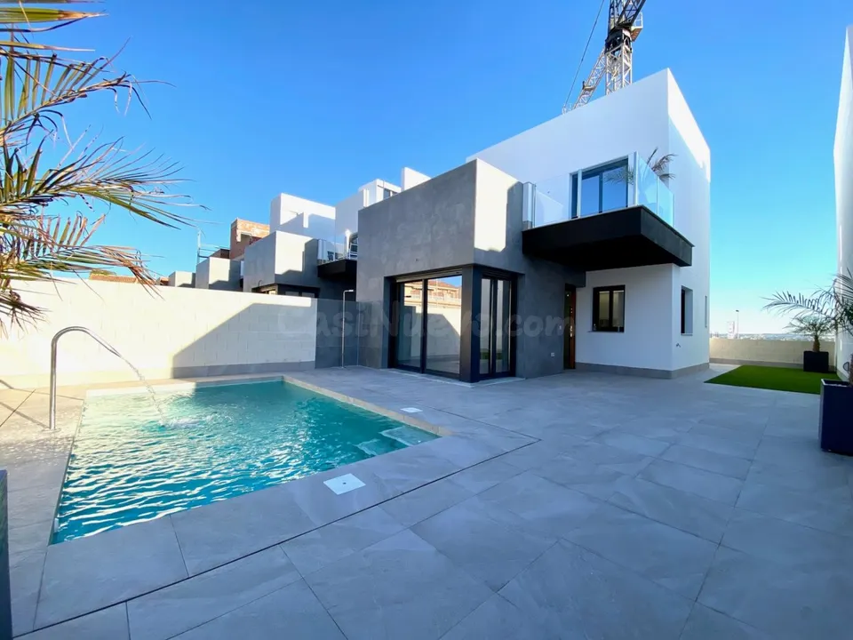 SOL8VIDAL SELLS VILLA IN TORREVIEJA