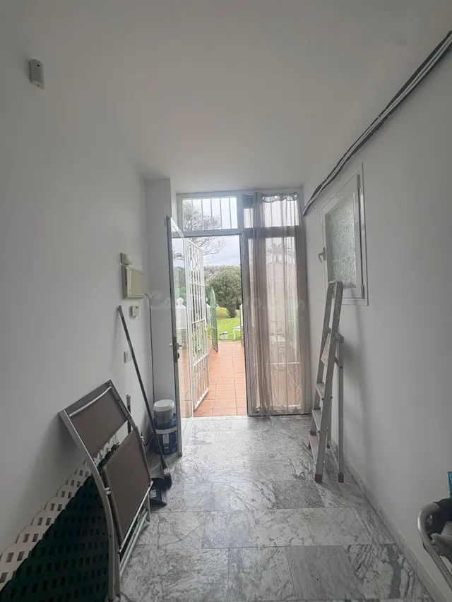 Apartamento con patio privado y piscina en urbanización cerrada – A pasos del mar — 3