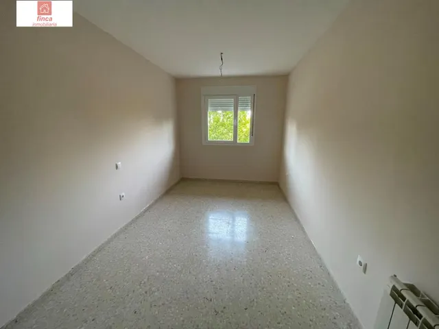 ALQUILER PISO EN BADAJOZ, DETRAS HOSPITAL UNIVERSITARIO, PISO SIN AMUEBLAR, COCINA AMUEBLADA Y EQUIPADA, CLIMATIZADO, CON ASCENSOR Y GARAJE, LUMINOSO — 15