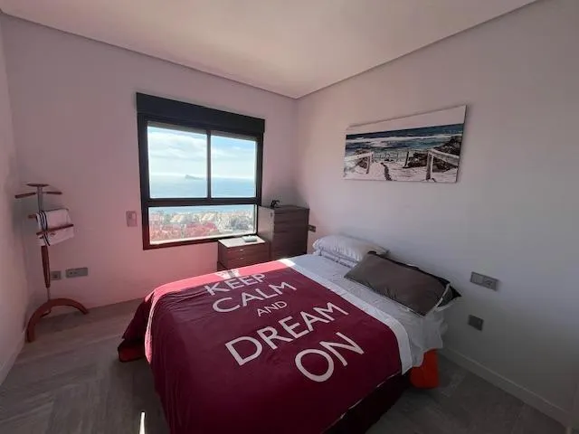 Alquiler todo el año, Apart. 1 dorm. de 90 m2, salón amplio y cocina con isla, reformado, vistas mar — 6