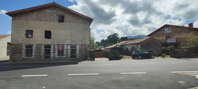 CONJUNTO DE EDIFICACIONES EN VILLANUEVA DE LA PEÑA.-
