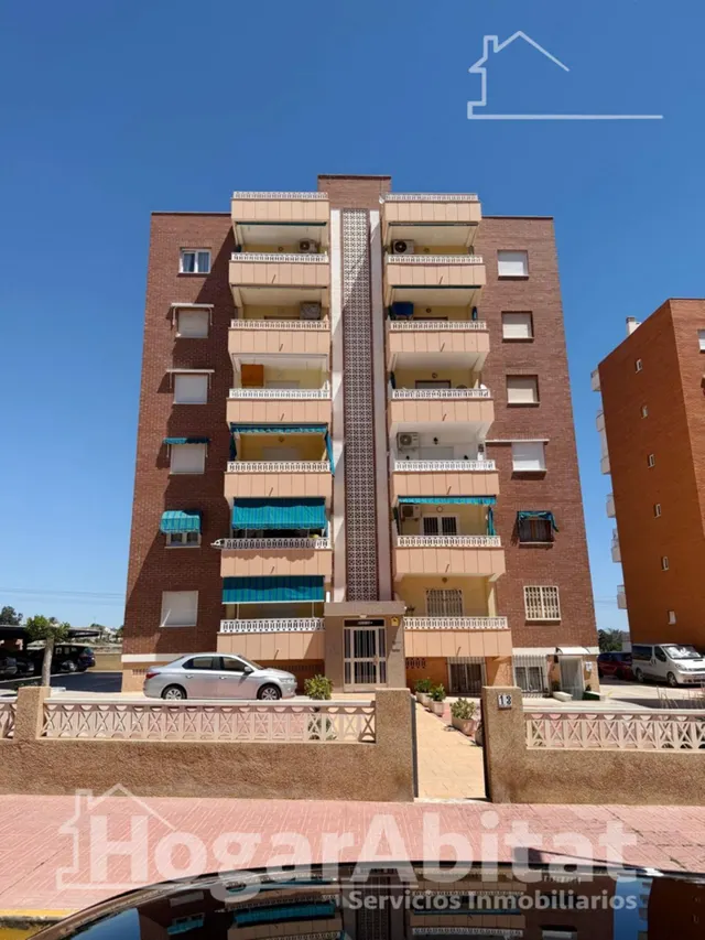 Disfruta del sol y la brisa del mar en este piso reformado con piscina, terraza y parking junto a la playa — 27