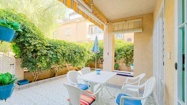 Bungalow en planta baja de 3 dormitorios con jardín y piscina comunitaria en Torrevieja — 3