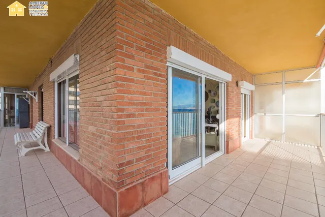 Apartamento en venta en primera línea de playa en Los Arenales del Sol, la propiedad está afectada por la Ley de Costas — 36