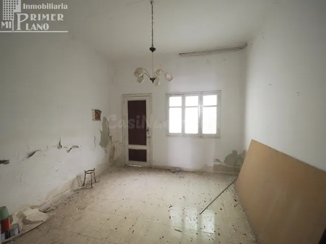 Se vende casa de dos plantas para reformar en pleno centro d - foto 2