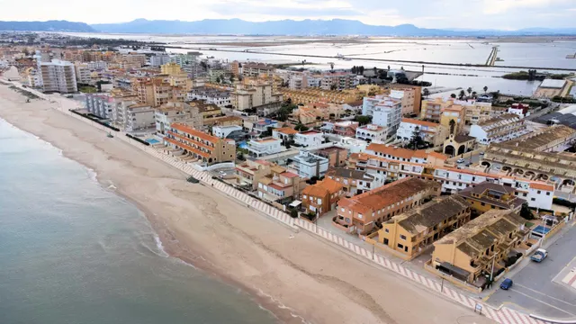 EXCLUSIVA FRENTE AL MAR CON TERRAZAS, LUZ CRUZADA Y CUATRO DORMITORIOS –  PRIMERA LÍNEA DE MAR Y GARAJE. — 17