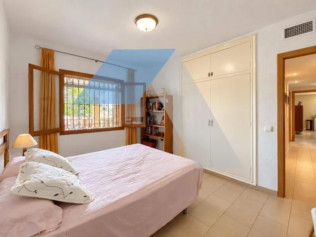 Chalet en parcela urbana con piscina privada en san vicente del raspeig — 28