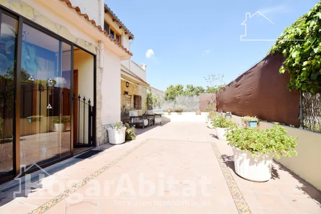 CHALET SEMINUEVO CON PISCINA, GARAJE, JARDIN Y TERRAZA — 3