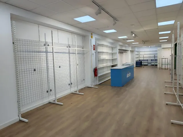 OPORTUNIDAD!! Local comercial en camino de Ronda, totalmente instalado. 180 M2 — 9
