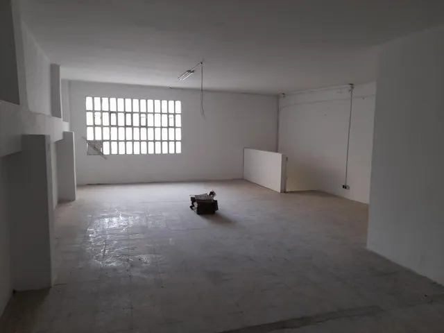 Gran local comercial de 275m2 con patio en la Eixample — 5