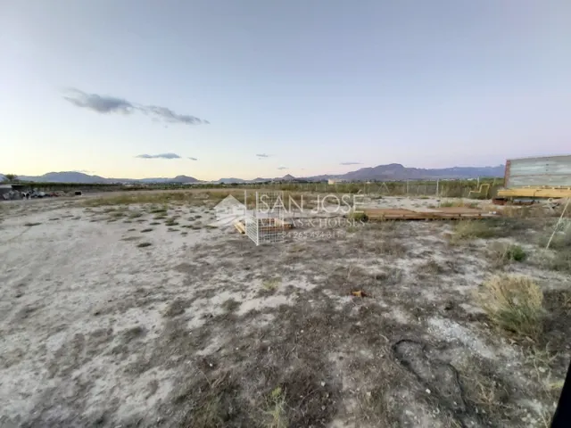 SE VENDE PARCELA CON ALBERGUE EN ZONA HUERTA MAYOR EN ASPE