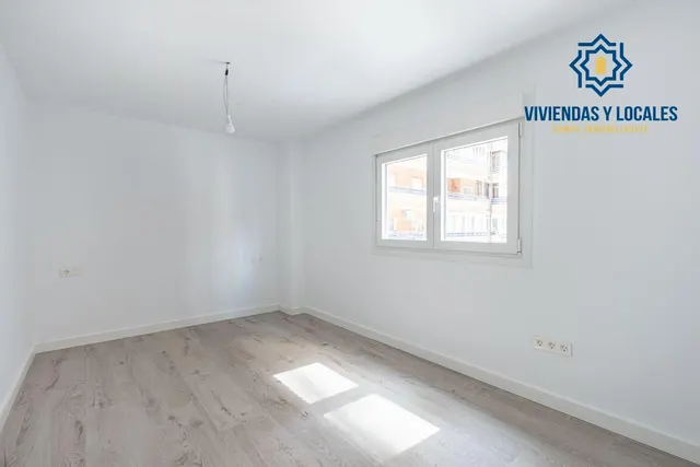 Piso reformado en Avenida Barcelona — 13