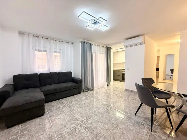 Apartamento reformado de 2 dormitorios en primera línea de Playa del Cura con vistas laterales al mar — 11