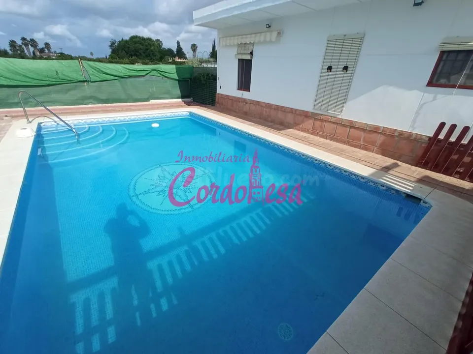 CASA CON TERRENO, GARAJE Y PISCINA EN EL HIGUERON