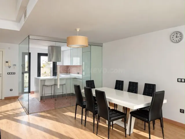 Moderno chalet adosado de 315m2 con gran garaje y piscina comunitaria — 3