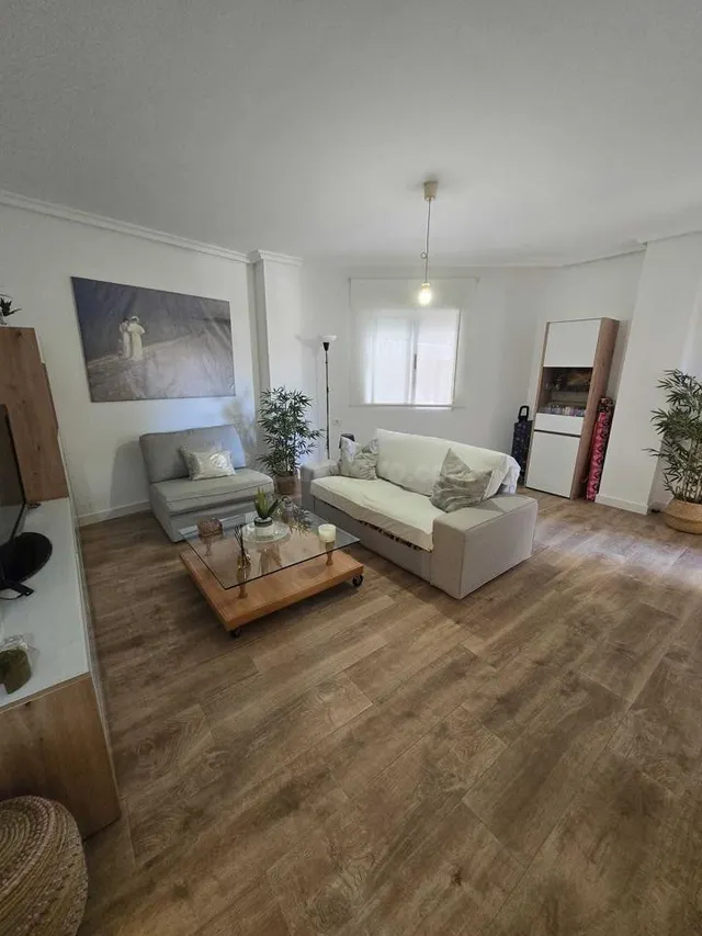 Apartamento reformado con terraza, Alicante, Torrevieja. 2 habitaciones, 63 m2, 900 metros del mar — 2