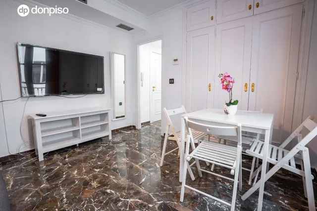 PISO CON LICENCIA TURISTICA EN CALLE NAVAS — 5