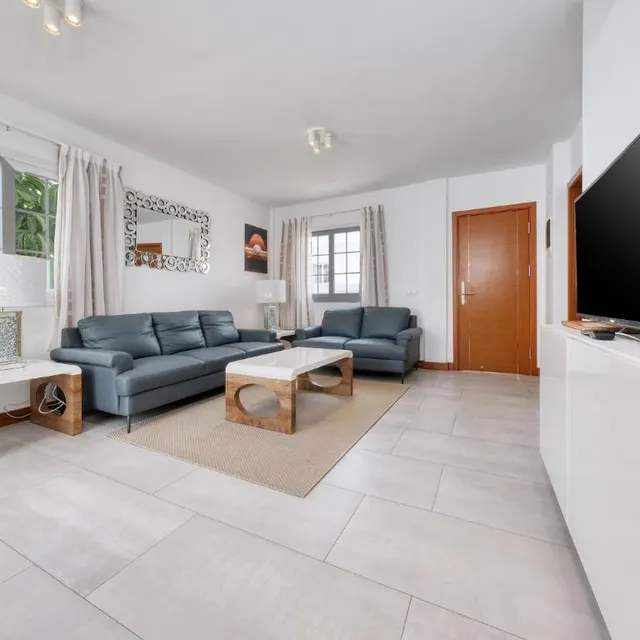 Villa con piscina privada y gran potencial en Playa Blanca — 7