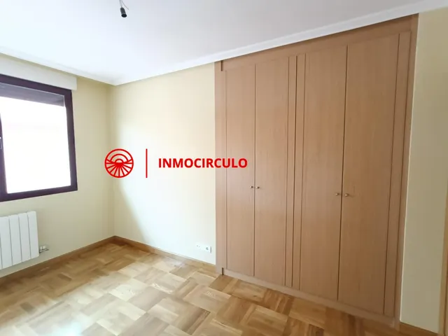 Exclusivo Chalet Pareado Junto al HUBU: Tu Oasis Urbano en Burgos — 18