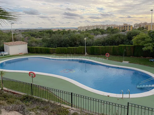 Orihuela Costa! Espectacular apartamento con amplios espacios + gran terraza con vistas despejadas y laterales al mar + Parking comunitario + Piscina comunitaria con zonas ajardinadas — 4