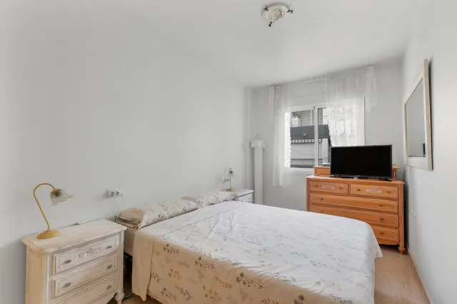 Apartamento de 2 dormitorios con piscina, garaje y trastero cerca del centro de Torrevieja — 15