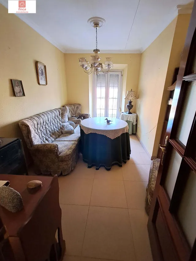 Se vende vivienda doble en Montijo, zona centro, plaza santa clara, a tres calles, con garaje y piscina — 28
