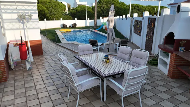 Chalet independiente de esquina con piscina y terraza con vistas al mar en El Rompido Cartaya, Huelva. — 35
