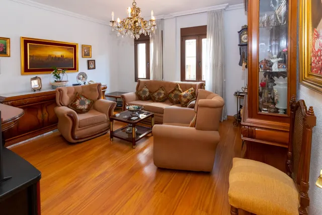 PISO EN CASCO ANTIGUO DE TRES DORMITORIOS, DOS BAÑOS,GARAJE 