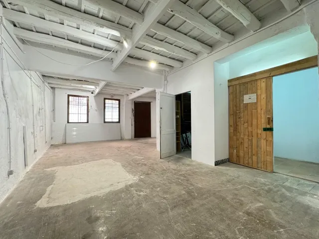 Nave en zona urbana con 264 m2 y con jardín de 114 m2 orientado al sur, garaje y gran potencial como estudio profesional. — 29