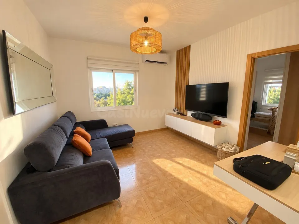 Espectacular vivienda reformada de 130 m2, con dos plazas de aparcamiento y gran patio comunitario en tiro de línea