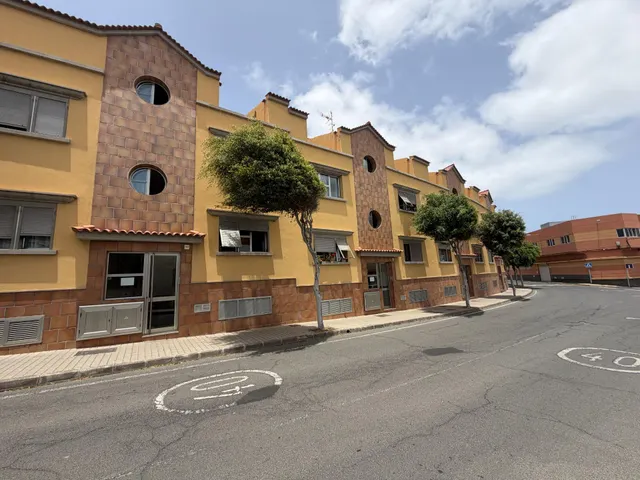 Piso 3 dormitorios con patio, suite y 2 plazas de garajes en Telde — 31