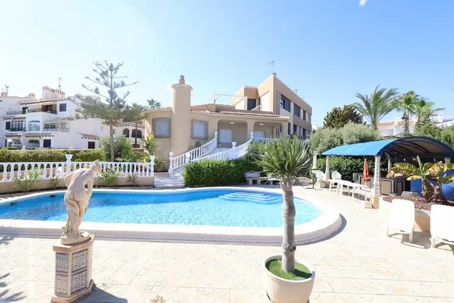 Villa de Lujo en Primera Línea de Playa en Cala Capitán
