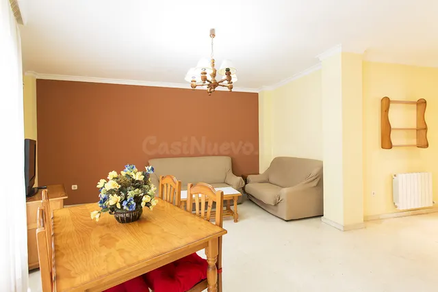 Albayzin bajo zona. piso 3 dormitorios. 2 baños. salón. cocina. calefacción. luminoso. — 2