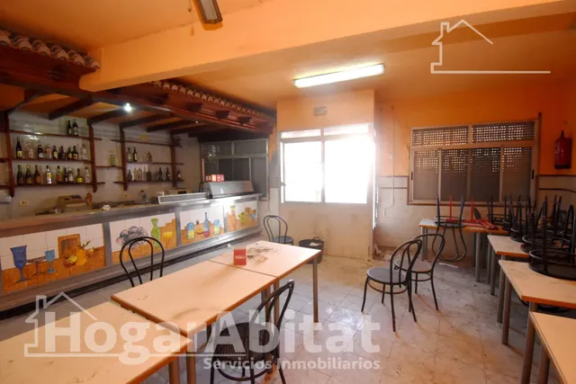 ESPACIOSA CASA CON LOCAL COMERCIAL, DOS TERRAZAS Y BALCÓN — 29