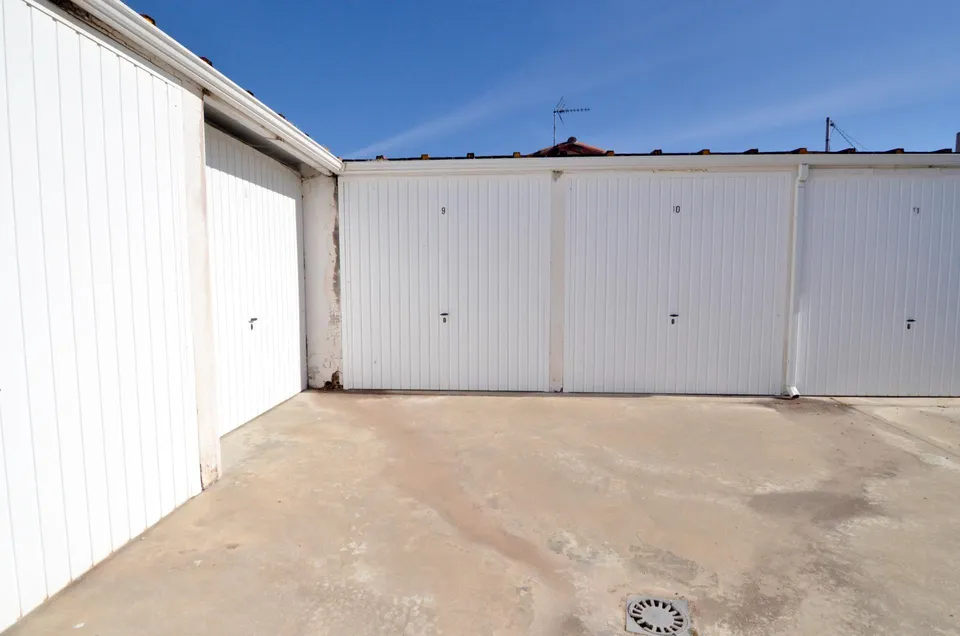 Urbis te ofrece una plaza de garaje cerrada en venta, zona Zarapicos, Pueblo, Salamanca.